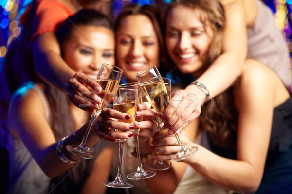 Beber grupo festejando meninas Foto stock © pressmaster