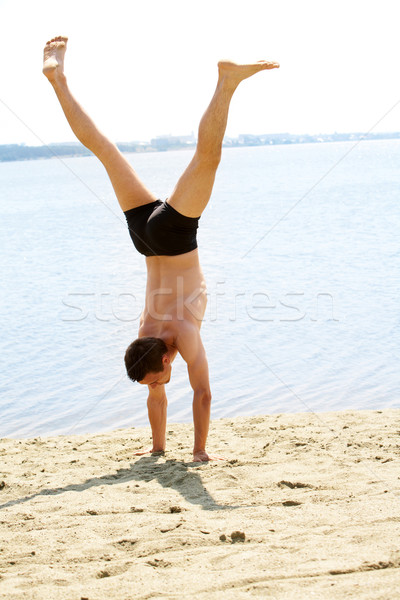 Echilibru calificat tip în picioare arme nisip Imagine de stoc © pressmaster