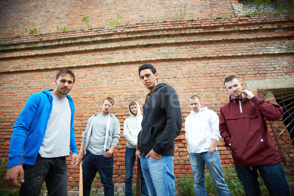 Agresivo chicos grupo calle pared de ladrillo fondo Foto stock © pressmaster