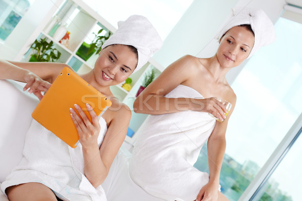 Touchpad meninas banho toalhas networking estância termal Foto stock © pressmaster