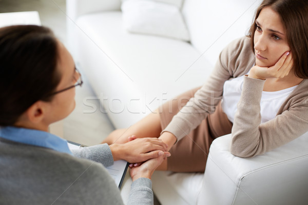 Pacient imagine psihiatru țin de mâini discuţie problema Imagine de stoc © pressmaster