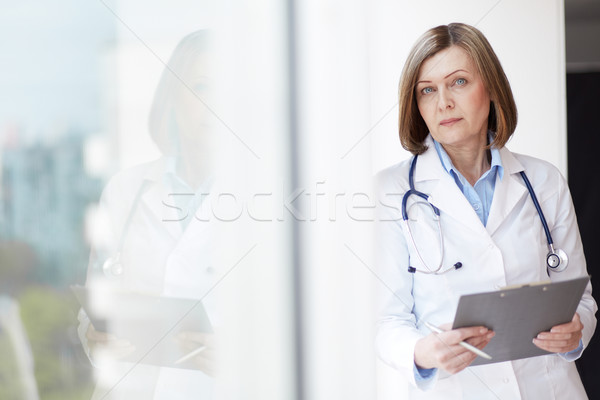 Femenino practicante retrato bastante portapapeles mirando Foto stock © pressmaster