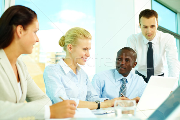 Közös megbeszélés négy üzletemberek megbeszél ügyek Stock fotó © pressmaster