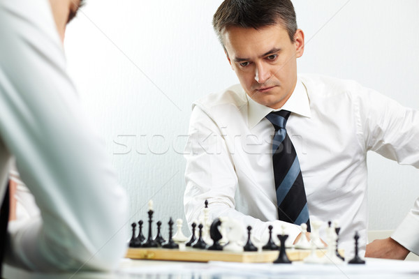 Imagem empresário pensando jogar xadrez Foto stock © pressmaster