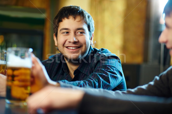 Foto stock: Hombre · cerveza · feliz · vidrio · mirando · amigo