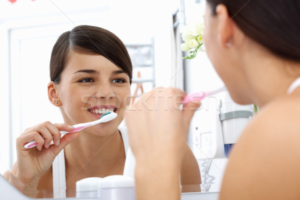 Fogmosás fiatal csinos nő tükör boldog száj Stock fotó © pressmaster
