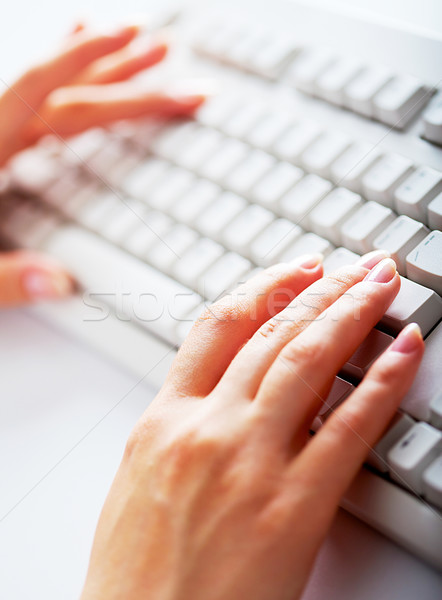 Dactilografiere femeie mână atingere butoane Imagine de stoc © pressmaster
