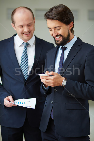 Mobiltelefon Bild jungen Geschäftsmann Kollege Büro Stock foto © pressmaster