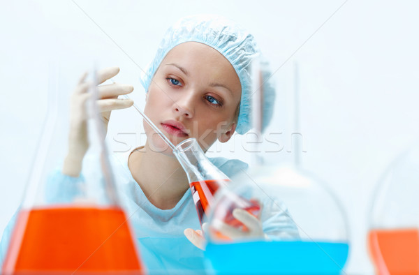 Wetenschappelijk onderzoek mooie assistent naar glas buis Stockfoto © pressmaster