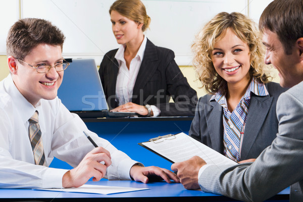 Lachen Geschäftsleute Sitzung blau Tabelle Witz Stock foto © pressmaster