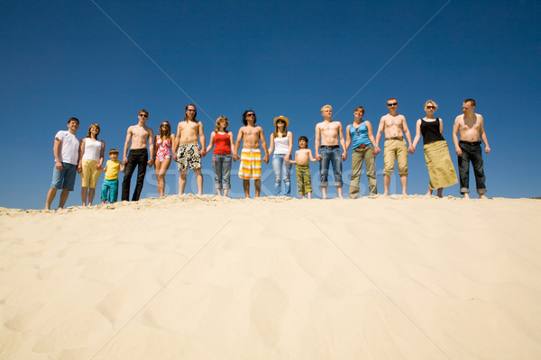 Tömeg kép sok barátok áll homokos tengerpart Stock fotó © pressmaster