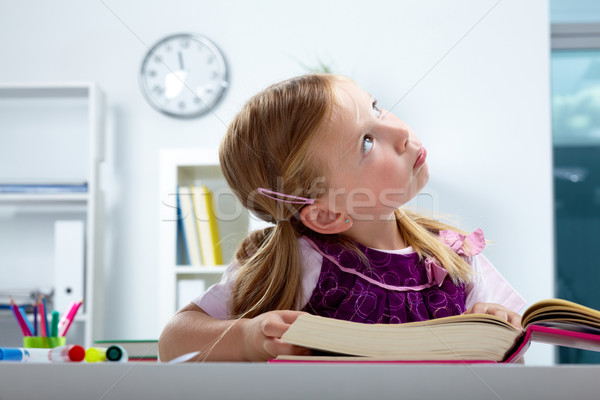 Cute lettore ritratto ragazza guardando lettura Foto d'archivio © pressmaster