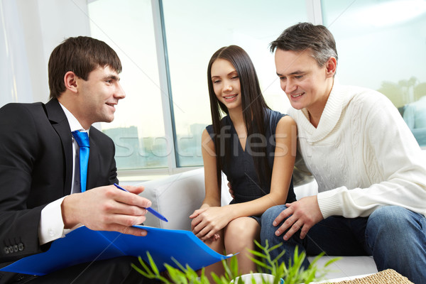 Hipoteka portret nowoczesne para słuchania Zdjęcia stock © pressmaster