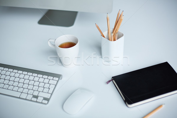 La locul de muncă imagine ceaşcă ceai creioane Imagine de stoc © pressmaster