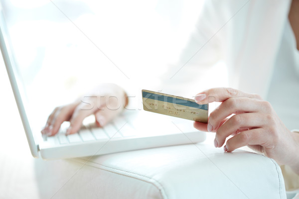 Műanyag kártya közelkép üzlet számítógép kéz Stock fotó © pressmaster