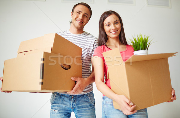 Foto stock: Pareja · cajas · feliz · mirando · cámara