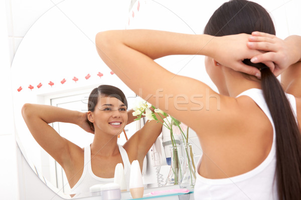 Uita oglindă imagine destul de femeie dimineaţă Imagine de stoc © pressmaster