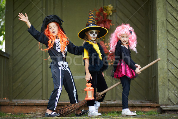 Stock foto: Halloween · Mädchen · Besen · Porträt · drei · schauen