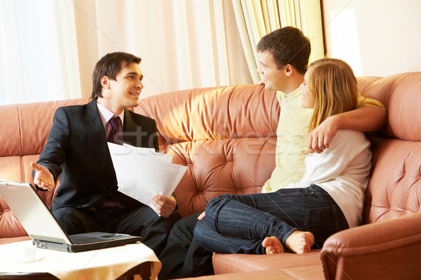 Stockfoto: Business · gesprek · portret · zakenman · papieren · uitleggen