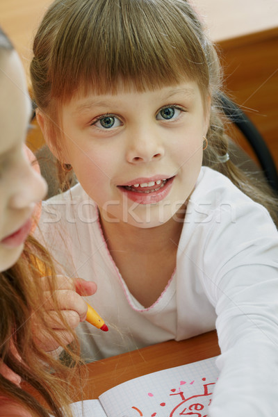 Beginner portret smart schoolmeisje naar camera Stockfoto © pressmaster