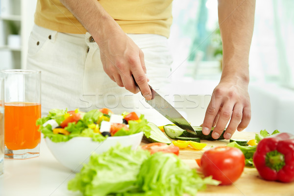 Pepino primer plano masculina cocina ensalada Foto stock © pressmaster