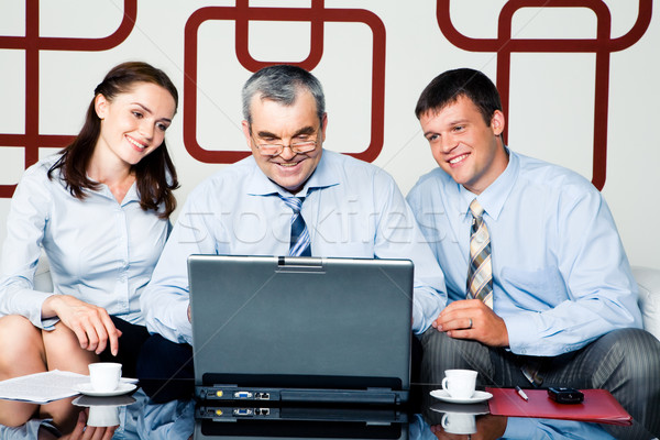 üzleti megbeszélés kép üzletemberek néz monitor laptop Stock fotó © pressmaster