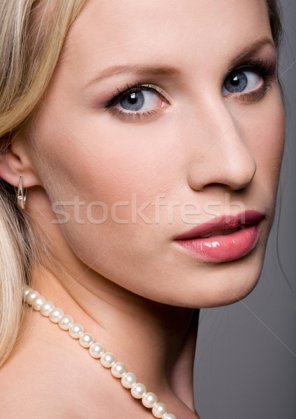 Blik foto mooie vrouw parel ketting Stockfoto © pressmaster