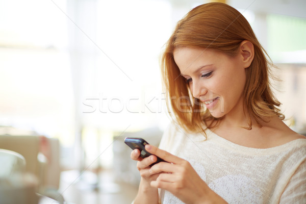 Moderna imagen jóvenes femenino teléfono celular Foto stock © pressmaster