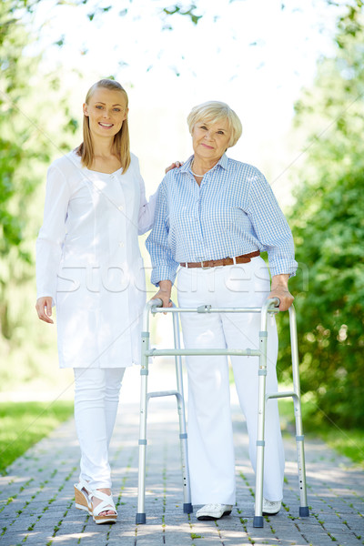 Senior paciente bastante cuidador caminhada fora Foto stock © pressmaster
