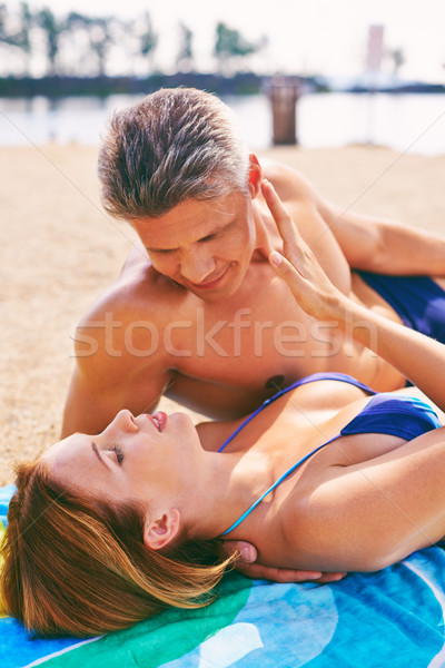 Comuniune femeie om relaxare plajă dragoste Imagine de stoc © pressmaster
