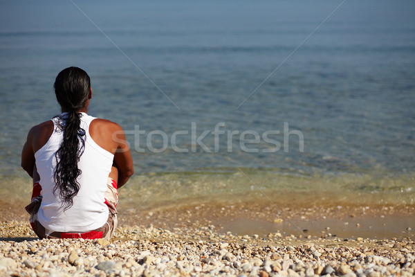 Frieden junger Mann Sitzung Strand genießen friedlich Stock foto © pressmaster