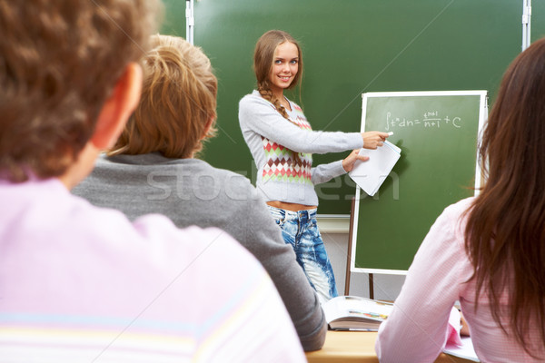 [[stock_photo]]: Explication · étudiant · formule · tableau · noir · regarder