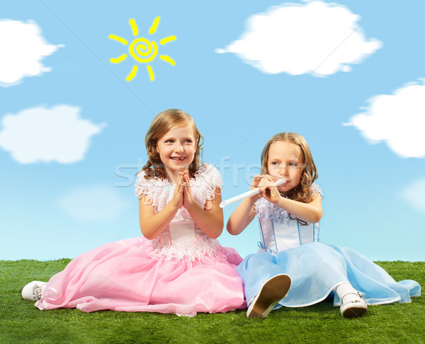 Infantile giocare ritratto due cute ragazze Foto d'archivio © pressmaster