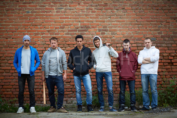 Grup gangsterii portret stradă perete Imagine de stoc © pressmaster