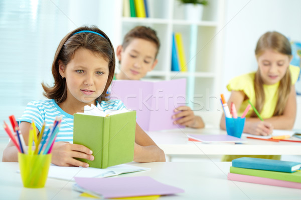 Gyerekek lecke portré lány néz jegyzettömb Stock fotó © pressmaster