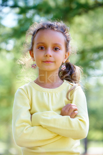 Foto stock: Cute · nina · retrato · niña · feliz · armas · mirando