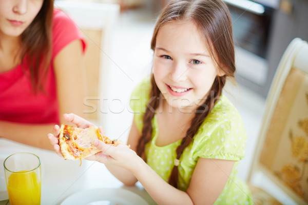 Eten pizza portret cute meisje vergadering Stockfoto © pressmaster