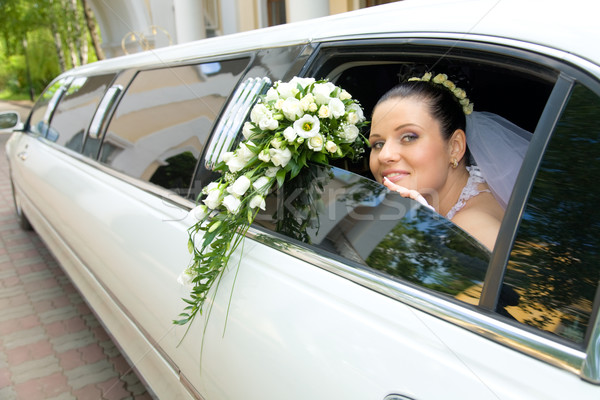 Menyasszony kép gyönyörű mutat rózsa virágcsokor Stock fotó © pressmaster