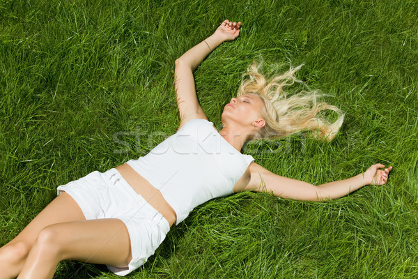 Békés fölött kilátás derűs lány zöld fű Stock fotó © pressmaster