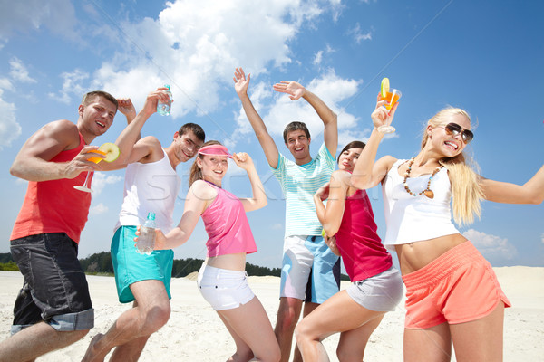 Strony plaży sześć znajomych taniec koktajle Zdjęcia stock © pressmaster