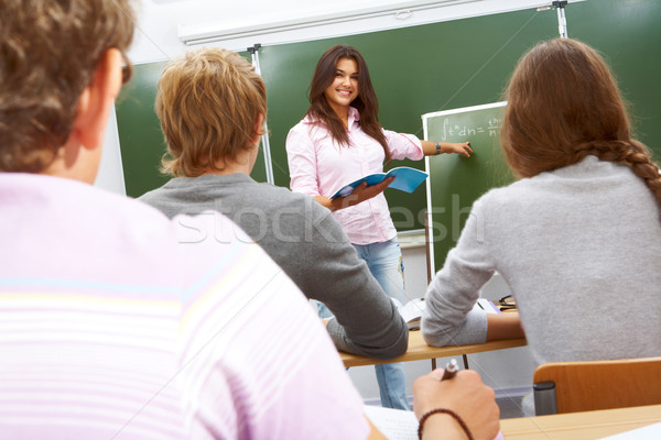Lekcja student wskazując wzoru tablicy chemia Zdjęcia stock © pressmaster