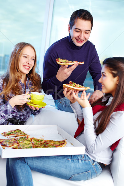 Kolacja obraz znajomych jedzenie pizza Zdjęcia stock © pressmaster