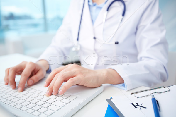 Modern medical persoană diagnostic on-line date Imagine de stoc © pressmaster