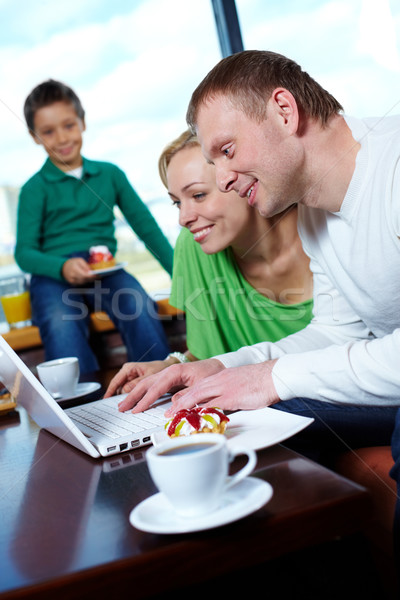 Stok fotoğraf: Dizüstü · bilgisayar · kullanıyorsanız · görüntü · mutlu · aile · bakıyor · dizüstü · bilgisayar · ekran