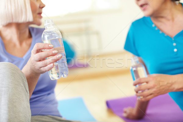 Içme suyu kadın şişeler Stok fotoğraf © pressmaster