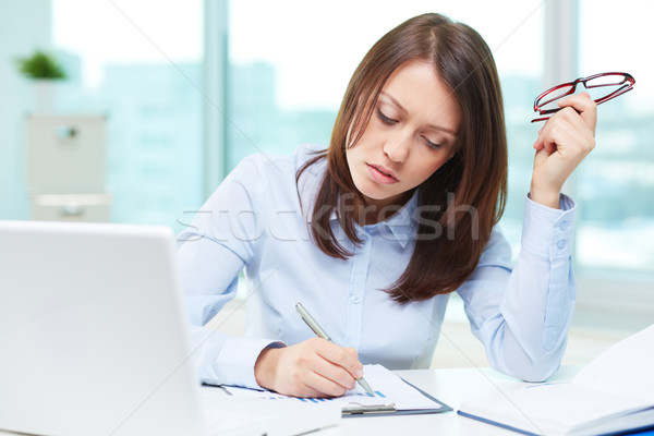 Profesional analist ocupat femeie de afaceri corporativ statistica Imagine de stoc © pressmaster