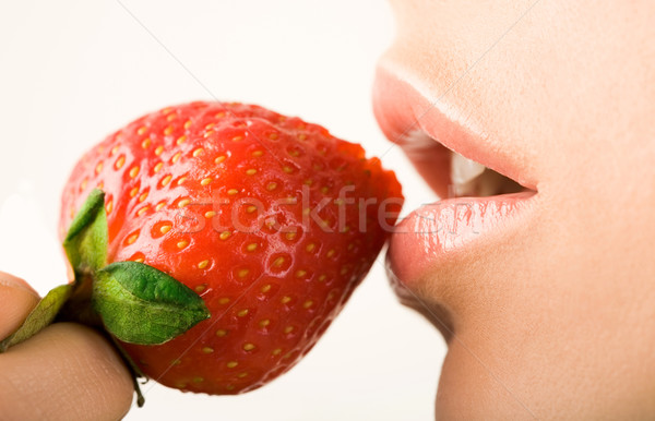 Сток-фото: вкусный · клубника · изображение · женщины · рот · лице