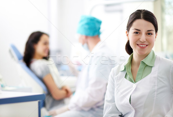 Ziemlich Assistent schauen Kamera Arzt Mädchen Stock foto © pressmaster