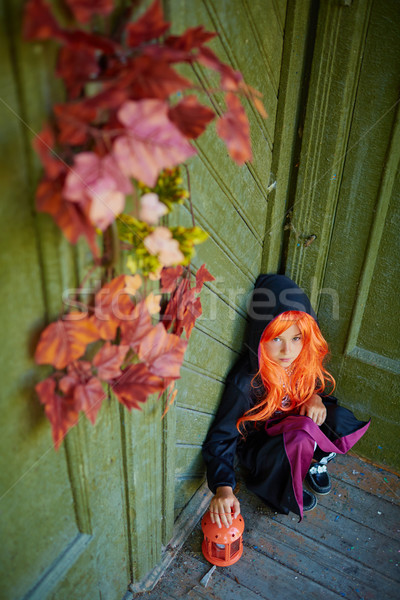 Meisje halloween traditioneel kostuum vergadering Stockfoto © pressmaster