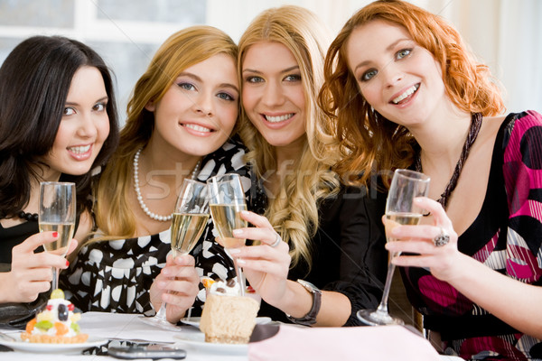 Barátnők portré négy tart italok néz Stock fotó © pressmaster